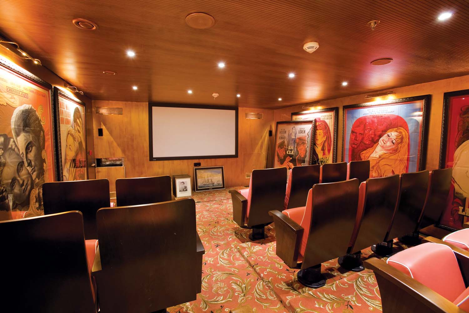 UNI Antoinette cinema